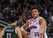  广厦男篮首回合险胜广州队，萨拉赫砍下4记关键球，全场沸腾